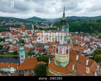 Ceski Krumlov ville historique tchèque. La ville est classée au patrimoine mondial de l'UNESCO sur la Vltava. Vue aérienne du drone. Tchèque, Krumlov. Europe. Banque D'Images