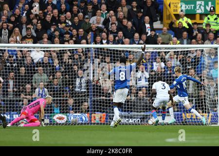 Everton, Royaume-Uni. 22nd octobre 2022. Anthony Gordon d'Everton (10) tire et marque le but de ses équipes en 2nd. Premier League Match, Everton v Crystal Palace à Goodison Park à Liverpool le samedi 22nd octobre 2022. Cette image ne peut être utilisée qu'à des fins éditoriales. Utilisation éditoriale uniquement, licence requise pour une utilisation commerciale. Aucune utilisation dans les Paris, les jeux ou les publications d'un seul club/ligue/joueur. photo par Chris Stading/Andrew Orchard sports Photography/Alamy Live News crédit: Andrew Orchard sports Photography/Alamy Live News Banque D'Images