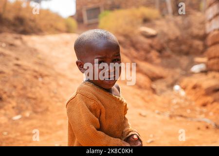 Portrait d'un enfant africain pauvre qui pleure dans le village, il porte des vêtements sales Banque D'Images