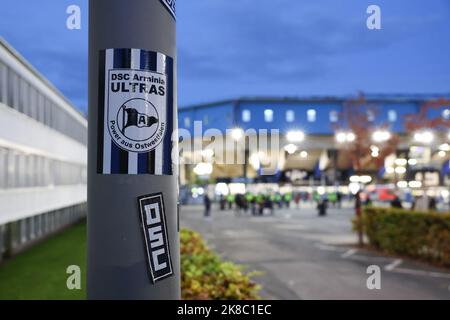 Bielefeld, Allemagne. 22nd octobre 2022. Football: 2nd Bundesliga, Arminia Bielefeld - FC St. Pauli, Matchday 13 à la Schüco Arena. Les Ultras de Bielefeld ont marqué leur territoire avec un autocollant. Credit: Friso Gentsch/dpa - NOTE IMPORTANTE: Conformément aux exigences de la DFL Deutsche Fußball Liga et de la DFB Deutscher Fußball-Bund, il est interdit d'utiliser ou d'avoir utilisé des photos prises dans le stade et/ou du match sous forme de séquences et/ou de séries de photos de type vidéo./dpa/Alay Live News Banque D'Images