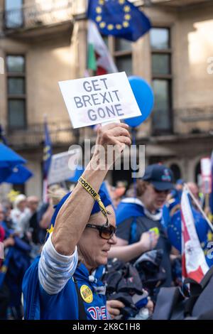 Londres, Royaume-Uni. 22nd octobre 2022. Des milliers de manifestants réjoignent leurs rangs pour réclamer des élections générales, ont traversé Londres et se sont terminés sur la place du Parlement. Credit: Aubrey Fagon/Alay Live News Banque D'Images