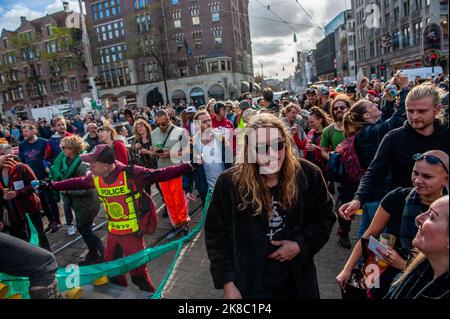 On voit les gens passer un excellent moment en dansant derrière les camions qui jouent de la musique forte. ADEV (Amsterdam Danst Ergens voor) qui signifie quelque chose comme "Amsterdam danse pour quelque chose" organisé pour la dixième fois sa manifestation annuelle pour les squatting, les espaces libres, et des logements abordables dans la ville. Des milliers de personnes ont dansé en compagnie de gros camions équipés de systèmes audio bruyants dans le centre d'Amsterdam. Les manifestants ont dansé pour exprimer leur mécontentement à l’égard de ce qu’ils considèrent comme un logement inabordable, et pour plaider en faveur de plus d’espaces libres dans la ville, et pour pouvoir se disputer. Banque D'Images