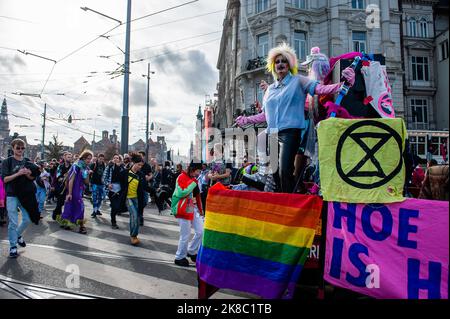 Les militants de la rébellion de l'extinction du groupe climatique sont vus danser dans les rues pendant la manifestation. ADEV (Amsterdam Danst Ergens voor) qui signifie quelque chose comme "Amsterdam danse pour quelque chose" organisé pour la dixième fois sa manifestation annuelle pour les squatting, les espaces libres, et des logements abordables dans la ville. Des milliers de personnes ont dansé en compagnie de gros camions équipés de systèmes audio bruyants dans le centre d'Amsterdam. Les manifestants ont dansé pour exprimer leur mécontentement à l'égard de ce qu'ils considèrent comme un logement inabordable et pour plaider en faveur de plus d'espaces libres dans la ville, et pour pouvoir s'y rendre Banque D'Images