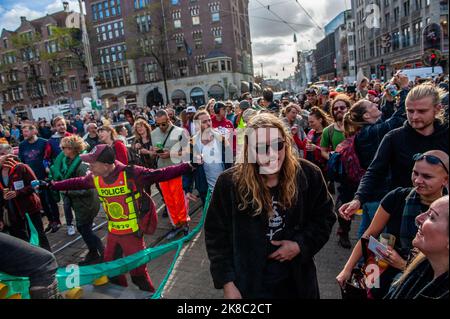 On voit les gens passer un excellent moment en dansant derrière les camions qui jouent de la musique forte. ADEV (Amsterdam Danst Ergens voor) qui signifie quelque chose comme "Amsterdam danse pour quelque chose" organisé pour la dixième fois sa manifestation annuelle pour les squatting, les espaces libres, et des logements abordables dans la ville. Des milliers de personnes ont dansé en compagnie de gros camions équipés de systèmes audio bruyants dans le centre d'Amsterdam. Les manifestants ont dansé pour exprimer leur mécontentement à l’égard de ce qu’ils considèrent comme un logement inabordable, et pour plaider en faveur de plus d’espaces libres dans la ville, et pour pouvoir se disputer. (Photo d'Ana Fe Banque D'Images