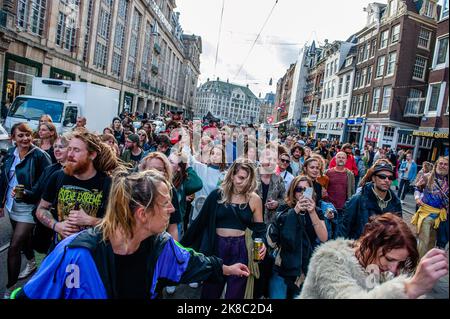 Les manifestants sont vus danser et passer un excellent moment pendant la parade. ADEV (Amsterdam Danst Ergens voor) qui signifie quelque chose comme "Amsterdam danse pour quelque chose" organisé pour la dixième fois sa manifestation annuelle pour les squatting, les espaces libres, et des logements abordables dans la ville. Des milliers de personnes ont dansé en compagnie de gros camions équipés de systèmes audio bruyants dans le centre d'Amsterdam. Les manifestants ont dansé pour exprimer leur mécontentement à l’égard de ce qu’ils considèrent comme un logement inabordable, et pour plaider en faveur de plus d’espaces libres dans la ville, et pour pouvoir se disputer. (Photo par Ana Fernandez/SOPA image Banque D'Images