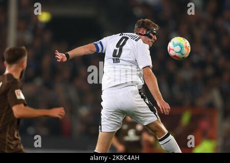 Bielefeld, Allemagne. 22nd octobre 2022. Soccer : 2. Bundesliga, Arminia Bielefeld - FC St. Pauli, Matchday 13 à la Schüco Arena. Fabian Klos de Bielefeld est à la tête du ballon. Credit: Friso Gentsch/dpa - NOTE IMPORTANTE: Conformément aux exigences de la DFL Deutsche Fußball Liga et de la DFB Deutscher Fußball-Bund, il est interdit d'utiliser ou d'avoir utilisé des photos prises dans le stade et/ou du match sous forme de séquences et/ou de séries de photos de type vidéo./dpa/Alay Live News Banque D'Images