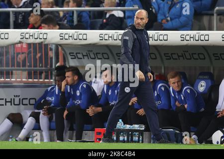 Bielefeld, Allemagne. 22nd octobre 2022. Football: 2nd Bundesliga, Arminia Bielefeld - FC St. Pauli, Matchday 13 à la Schüco Arena. L'entraîneur de Bielefeld, Daniel Scherning, est sur la touche. Credit: Friso Gentsch/dpa - NOTE IMPORTANTE: Conformément aux exigences de la DFL Deutsche Fußball Liga et de la DFB Deutscher Fußball-Bund, il est interdit d'utiliser ou d'avoir utilisé des photos prises dans le stade et/ou du match sous forme de séquences et/ou de séries de photos de type vidéo./dpa/Alay Live News Banque D'Images