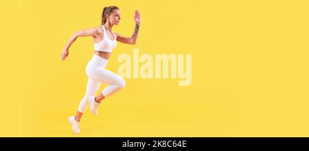 coureur de fitness fille courant sur fond jaune avec espace de copie. Femme saut de la bannière de course avec maquette d'espace de copie. Banque D'Images