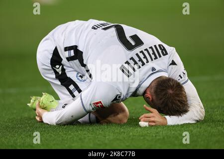 Bielefeld, Allemagne. 22nd octobre 2022. Soccer : 2. Bundesliga, Arminia Bielefeld - FC St. Pauli, Matchday 13 à la Schüco Arena. Le Lukas Klünter de Bielefeld se trouve sur le terrain. Credit: Friso Gentsch/dpa - NOTE IMPORTANTE: Conformément aux exigences de la DFL Deutsche Fußball Liga et de la DFB Deutscher Fußball-Bund, il est interdit d'utiliser ou d'avoir utilisé des photos prises dans le stade et/ou du match sous forme de séquences et/ou de séries de photos de type vidéo./dpa/Alay Live News Banque D'Images