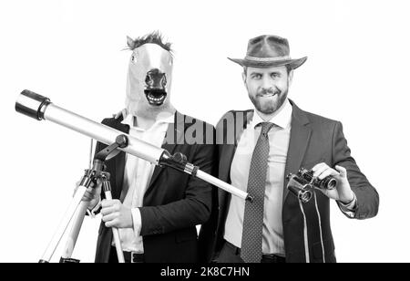 Les hommes professionnels utilisent un télescope et des jumelles pour l'observation. Observation du marché Banque D'Images