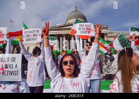 Londres, Angleterre, Royaume-Uni. 22nd octobre 2022. Une femme lève les mains couvertes de faux sang à Trafalgar Square alors que les protestations pour Mahsa Amini et la liberté en Iran continuent. (Credit image: © Vuk Valcic/ZUMA Press Wire) Credit: ZUMA Press, Inc./Alamy Live News Banque D'Images