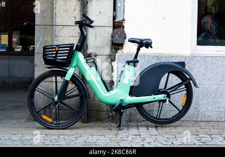 BYDGOSZCZ, POLOGNE - 10 AOÛT 2022 : vélo électrique à boulonner de couleur vert lime dans la rue de Bydgoszcz, Pologne Banque D'Images