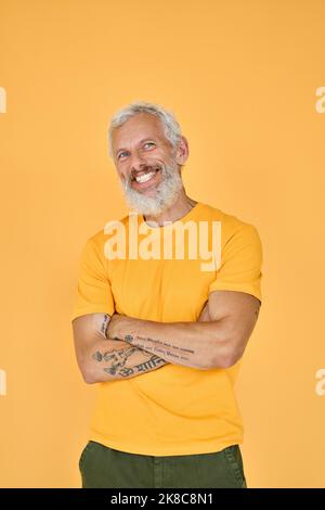 Homme hipster vieux barbu souriant isolé sur fond jaune, portrait. Banque D'Images