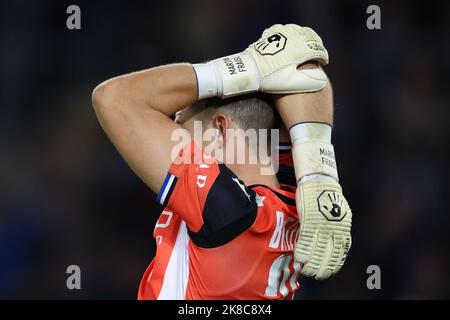 Bielefeld, Allemagne. 22nd octobre 2022. Soccer : 2. Bundesliga, Arminia Bielefeld - FC St. Pauli, Matchday 13 à la Schüco Arena. Martin Fraisl, gardien de but de Bielefeld, s'étire. Credit: Friso Gentsch/dpa - NOTE IMPORTANTE: Conformément aux exigences de la DFL Deutsche Fußball Liga et de la DFB Deutscher Fußball-Bund, il est interdit d'utiliser ou d'avoir utilisé des photos prises dans le stade et/ou du match sous forme de séquences et/ou de séries de photos de type vidéo./dpa/Alay Live News Banque D'Images