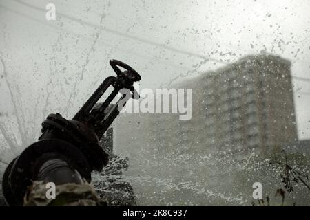 Soupape sur tube. Valve de tuyau déchirée. L'eau bouillante coule du pipeline. Dérivation d'égout. Banque D'Images