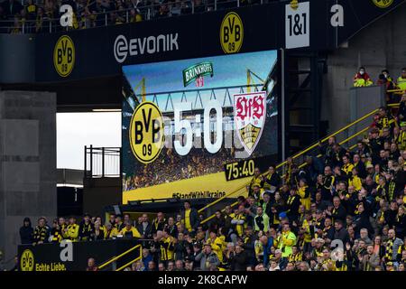 Score sur le tableau de bord, l'affichage, le moniteur, le mur vidéo, l'écran, score, caractéristique, général, motif marginal, fin, Résultat final, football 1st Bundesliga, 11th match day, Borussia Dortmund (DO) - VfB Stuttgart (S) 5:0, am 22.10.2022 à Dortmund/Allemagne. Banque D'Images