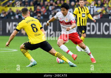 PAS DE VENTES AU JAPON! Wataru ENDO, à droite, VFB Stuttgart, contre Salih OEZCAN, Borussia Dortmund, Action, duels, football 1st Bundesliga, 11th match day, Borussia Dortmund (DO) - VfB Stuttgart (S) 5: 0, on 22 octobre 2022 à Dortmund/Allemagne. Banque D'Images