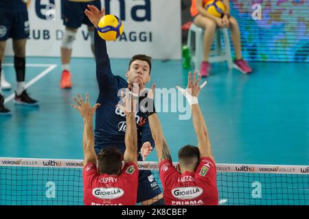 Vérone, Italie. 22nd octobre 2022. Spike of Maksim Sapozhkov - WithU Verona pendant WithU Verona vs Gioiella Prisma Taranto, Volleyball Italien Serie A Men SuperLeague Championship Championship à Vérone, Italie, 22 octobre 2022 Credit: Independent photo Agency/Alay Live News Banque D'Images