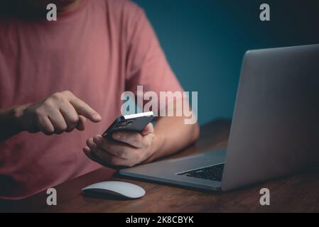 Homme à la main composez un numéro de clavier téléphonique, communication Contactez-nous service à la clientèle. Banque D'Images