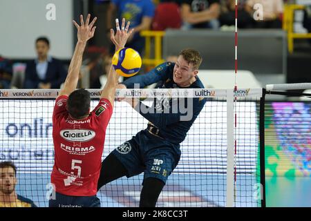 Vérone, Italie. 22nd octobre 2022. Attaque par Rok Mozic - WithU Verona pendant WithU Verona vs Gioiella Prisma Taranto, Volleyball Italien Serie A Men SuperLeague Championship Championship à Vérone, Italie, 22 octobre 2022 Credit: Independent photo Agency/Alay Live News Banque D'Images