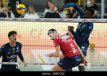 Vérone, Italie. 22nd octobre 2022. Attaque par Noumory Keita - WithU Verona pendant WithU Verona vs Gioiella Prisma Taranto, Volleyball Italien Serie A Men SuperLeague Championship Championship à Vérone, Italie, 22 octobre 2022 Credit: Independent photo Agency/Alay Live News Banque D'Images