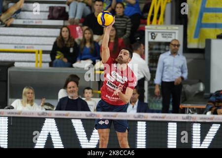 Vérone, Italie. 22nd octobre 2022. Marco Falaschi - Gioiella Prisma Taranto en service pendant WithU Verona vs Gioiella Prisma Taranto, Volleyball Italien Serie A Men SuperLeague Championship Championship à Vérone, Italie, 22 octobre 2022 Credit: Independent photo Agency/Alay Live News Banque D'Images