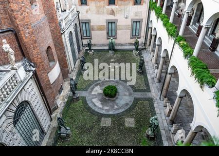 La cour des Grands esprits ('Cortile degli spiriti magni') dans la galerie d'art Pinacoteca Ambrosiana, à Milan, dans la région Lombardie, en Italie Banque D'Images