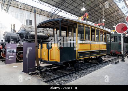 Section transport avec bus omnibus, locomotives et trains au Musée national des sciences et de la technologie, centre-ville de Milan, région Lombardie, Italie Banque D'Images