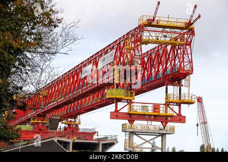 Denham, Royaume-Uni. 22nd octobre 2022. Le viaduc de Colne Valley HS2 est en cours de construction sur le chemin Oribtal A412 de Londres, à Denham. Dominque, une machine de construction de pont de 700 tonnes de couleur orange appelée poutre de lancement, est en train de mettre en place des segments de pont en béton prémoulé sur 56 segments de quai. Le viaduc de Colne Valley sera le plus long pont ferroviaire du Royaume-Uni. La phase 1 du projet de HS2 est largement au-dessus du budget et le Trésor a demandé un examen financier. Les écologistes poursuivent leur lutte pour faire annuler HS2. Crédit : Maureen M. Banque D'Images