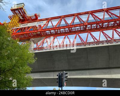 Denham, Royaume-Uni. 22nd octobre 2022. Le viaduc de Colne Valley HS2 est en cours de construction sur le chemin Oribtal A412 de Londres, à Denham. Dominque, une machine de construction de pont de 700 tonnes de couleur orange appelée poutre de lancement, est en train de mettre en place des segments de pont en béton prémoulé sur 56 segments de quai. Le viaduc de Colne Valley sera le plus long pont ferroviaire du Royaume-Uni. La phase 1 du projet de HS2 est largement au-dessus du budget et le Trésor a demandé un examen financier. Les écologistes poursuivent leur lutte pour faire annuler HS2. Crédit : Maureen M. Banque D'Images