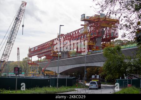 Denham, Royaume-Uni. 22nd octobre 2022. Le viaduc de Colne Valley HS2 est en cours de construction sur le chemin Oribtal A412 de Londres, à Denham. Dominque, une machine de construction de pont de 700 tonnes de couleur orange appelée poutre de lancement, est en train de mettre en place des segments de pont en béton prémoulé sur 56 segments de quai. Le viaduc de Colne Valley sera le plus long pont ferroviaire du Royaume-Uni. La phase 1 du projet de HS2 est largement au-dessus du budget et le Trésor a demandé un examen financier. Les écologistes poursuivent leur lutte pour faire annuler HS2. Crédit : Maureen M. Banque D'Images