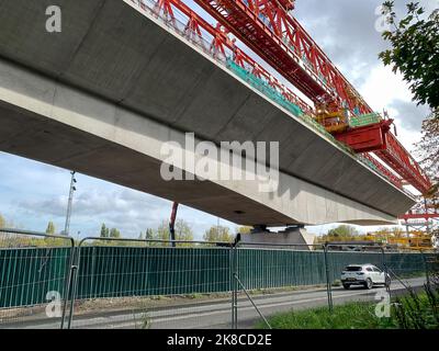 Denham, Royaume-Uni. 22nd octobre 2022. Le viaduc de Colne Valley HS2 est en cours de construction sur le chemin Oribtal A412 de Londres, à Denham. Dominque, une machine de construction de pont de 700 tonnes de couleur orange appelée poutre de lancement, est en train de mettre en place des segments de pont en béton prémoulé sur 56 segments de quai. Le viaduc de Colne Valley sera le plus long pont ferroviaire du Royaume-Uni. La phase 1 du projet de HS2 est largement au-dessus du budget et le Trésor a demandé un examen financier. Les écologistes poursuivent leur lutte pour faire annuler HS2. Crédit : Maureen M. Banque D'Images