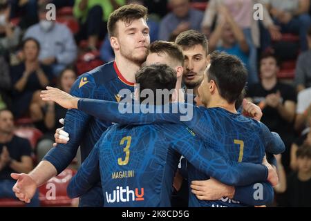 Vérone, Italie. 22nd octobre 2022. Exultation de WithU Verona pendant WithU Verona vs Gioiella Prisma Taranto, Volleyball Italien Serie A Men SuperLeague Championship Championship à Vérone, Italie, 22 octobre 2022 Credit: Independent photo Agency/Alay Live News Banque D'Images