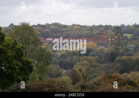 Denham, Royaume-Uni. 22nd octobre 2022. Le viaduc de Colne Valley HS2 est en cours de construction sur le chemin Oribtal A412 de Londres, à Denham. Dominque, une machine de construction de pont de 700 tonnes de couleur orange appelée poutre de lancement, est en train de mettre en place des segments de pont en béton prémoulé sur 56 segments de quai. Le viaduc de Colne Valley sera le plus long pont ferroviaire du Royaume-Uni. La phase 1 du projet de HS2 est largement au-dessus du budget et le Trésor a demandé un examen financier. Les écologistes poursuivent leur lutte pour faire annuler HS2. Crédit : Maureen M. Banque D'Images