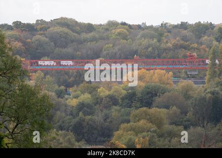 Denham, Royaume-Uni. 22nd octobre 2022. Le viaduc de Colne Valley HS2 est en cours de construction sur le chemin Oribtal A412 de Londres, à Denham. Dominque, une machine de construction de pont de 700 tonnes de couleur orange appelée poutre de lancement, est en train de mettre en place des segments de pont en béton prémoulé sur 56 segments de quai. Le viaduc de Colne Valley sera le plus long pont ferroviaire du Royaume-Uni. La phase 1 du projet de HS2 est largement au-dessus du budget et le Trésor a demandé un examen financier. Les écologistes poursuivent leur lutte pour faire annuler HS2. Crédit : Maureen M. Banque D'Images