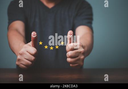 L'homme d'affaires a haussé le pas et a donné satisfaction cinq étoiles, signe du service de qualité, service de qualité client. Banque D'Images