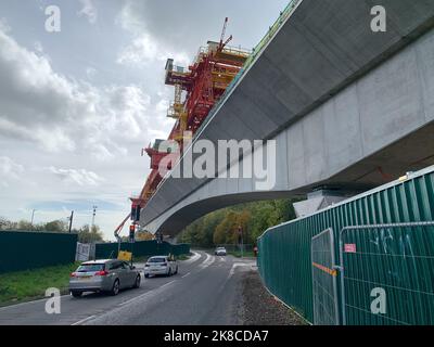 Denham, Royaume-Uni. 22nd octobre 2022. Le viaduc de Colne Valley HS2 est en cours de construction sur le chemin Oribtal A412 de Londres, à Denham. Dominque, une machine de construction de pont de 700 tonnes de couleur orange appelée poutre de lancement, est en train de mettre en place des segments de pont en béton prémoulé sur 56 segments de quai. Le viaduc de Colne Valley sera le plus long pont ferroviaire du Royaume-Uni. La phase 1 du projet de HS2 est largement au-dessus du budget et le Trésor a demandé un examen financier. Les écologistes poursuivent leur lutte pour faire annuler HS2. Crédit : Maureen M. Banque D'Images