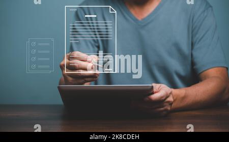 Homme signant un contact professionnel sur des documents numériques, entreprise numérique avec contact de signature électronique sur une tablette, signature électronique, gestion, offi sans papier Banque D'Images