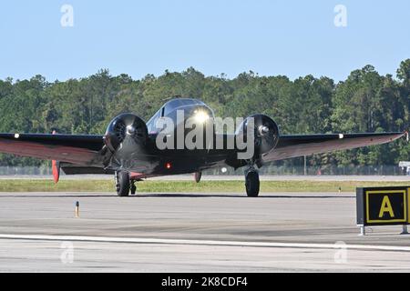 JACKSONVILLE, FLORIDE. (Oct 21, 2022) Adam Beech taxi son Beech 18 en bas de la piste pour sa démonstration au salon aérien de Jacksonville NAS 2022. Le spectacle célébrait l’héritage des Blue Angels, qui remonte à 1946 dans le lieu de naissance de NAS Jacksonville, l’escadron. Le spectacle a également présenté des représentations aériennes d'autres équipes de vol militaires et civiles, des spectacles en direct et l'occasion de voir des avions et des véhicules militaires ainsi que l'équipe de parachutisme du Commandement des opérations spéciales des États-Unis. (É.-U. Photo de la marine par Yeoman 2nd Class Paul Cooper Jr.) Banque D'Images