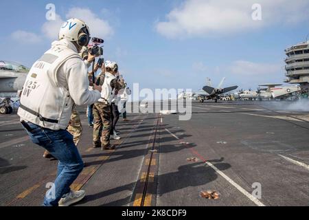 221019-N-MW880-1108 MER ADRIATIQUE (OCT 19, 2022) les influenceurs des médias sociaux prennent des vidéos et des photos des opérations de vol à bord du porte-avions de la classe Nimitz USS George H.W. Bush (CVN 77) pendant l'activité de vigilance Neptune Strike 22,2 (NID 22,2) menée par l'OTAN, dans la mer Adriatique, le 19 octobre 2022. NEST 22,2 est l'évolution naturelle de la capacité de l'OTAN à intégrer les capacités de guerre maritime haut de gamme d'un groupe de grève des transporteurs pour soutenir la défense de l'alliance en Europe. (É.-U. Photo de la marine par le spécialiste de la communication de masse 3rd classe Samuel Wagner) Banque D'Images