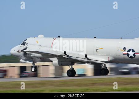 JACKSONVILLE, FLORIDE. (Oct 21, 2022) le successeur de la P-3 Orion, la P-8, prend le ciel pour être révélé à l'Airshow de Jacksonville NAS 2022. Le spectacle célébrait l’héritage des Blue Angels, qui remonte à 1946 dans le lieu de naissance de NAS Jacksonville, l’escadron. Le spectacle a également présenté des représentations aériennes d'autres équipes de vol militaires et civiles, des spectacles en direct et l'occasion de voir des avions et des véhicules militaires ainsi que l'équipe de parachutisme du Commandement des opérations spéciales des États-Unis. (É.-U. Photo de la marine par Yeoman 2nd Class Paul Cooper Jr.) Banque D'Images