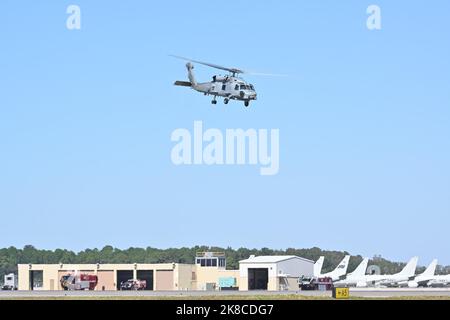 JACKSONVILLE, FLORIDE. (Oct 21, 2022) Un hélicoptère MH-60R de HSM 72 rejoint les pilotes et les manifestants au salon aérien de Jacksonville NAS 2022. Le spectacle célébrait l’héritage des Blue Angels, qui remonte à 1946 dans le lieu de naissance de NAS Jacksonville, l’escadron. Le spectacle a également présenté des représentations aériennes d'autres équipes de vol militaires et civiles, des spectacles en direct et l'occasion de voir des avions et des véhicules militaires ainsi que l'équipe de parachutisme du Commandement des opérations spéciales des États-Unis. (É.-U. Photo de la marine par Yeoman 2nd Class Paul Cooper Jr.) Banque D'Images