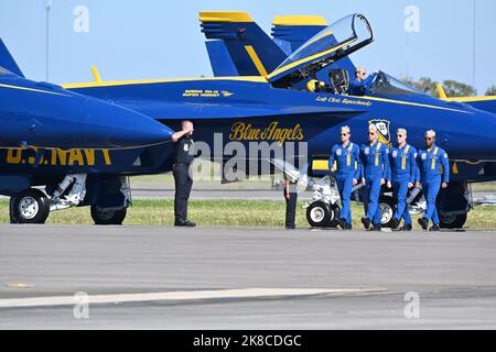 JACKSONVILLE, FLORIDE. (Oct 21, 2022) le professionnalisme et la grande considération pour les coutumes et les courtesies militaires ne sont que quelques qualités de ce qu'il faut pour faire partie de l'héritage de l'élite Blue Angels, qui remonte à 1946 dans le lieu de naissance de l'escadron, NAS Jacksonville. Le spectacle aérien NAS Jacksonville a également présenté des spectacles aériens par d'autres équipes de vol militaires et civiles, des spectacles en direct et l'occasion de voir des avions et des véhicules militaires ainsi que l'équipe de parachutisme du commandement des opérations spéciales des États-Unis. (É.-U. Photo de la marine par Yeoman 2nd Class Paul Cooper Jr.) Banque D'Images