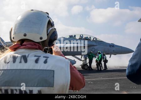 221019-N-MW880-1037 MER ADRIATIQUE (OCT 19, 2022) les influenceurs des médias sociaux prennent des vidéos et des photos des opérations de vol à bord du porte-avions de la classe Nimitz USS George H.W. Bush (CVN 77) pendant l'activité de vigilance Neptune Strike 22,2 (NID 22,2) menée par l'OTAN, dans la mer Adriatique, le 19 octobre 2022. NEST 22,2 est l'évolution naturelle de la capacité de l'OTAN à intégrer les capacités de guerre maritime haut de gamme d'un groupe de grève des transporteurs pour soutenir la défense de l'alliance en Europe. (É.-U. Photo de la marine par le spécialiste de la communication de masse 3rd classe Samuel Wagner) Banque D'Images