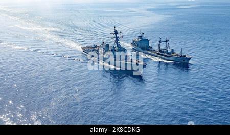 221019-N-OK195-1061 MER TYRRHÉNIENNE (OCT 19, 2022) le destroyer de missiles guidés de classe Arleigh Burke USS Truxtun (DDG 103) et le pétrolier allemand de classe Rhon FGS Spessart (A1442) effectuent un ravitaillement en mer pendant Mare Aperto, le 19 octobre 2022. Mare Aperto 22-2 est un exercice maritime conjoint et combiné dirigé par la Marine italienne, conçu pour tester l'état de préparation au combat des forces participantes à travers des scénarios multidomaines réalistes. Truxtun, une partie du George H.W. Bush Carrier Strike Group, est en cours de déploiement dans la zone d'opérations de la marine américaine Europe, employée par la flotte américaine Sixth, à de Banque D'Images