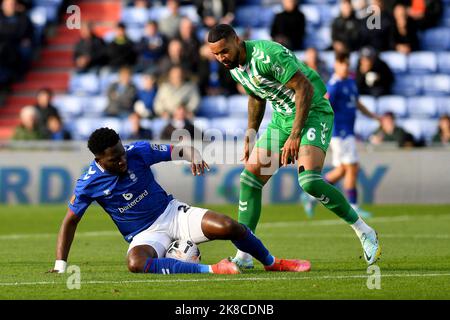 Oldham, Royaume-Uni. 22nd octobre 2022. Mike Fondop-Talom, des tussles d'Oldham Athletic, avec Ben Richards-Everton du club de football de Yeovil Town lors du match de la Vanarama National League entre Oldham Athletic et Yeovil Town à Boundary Park, Oldham, le samedi 22nd octobre 2022.(Credit: Eddie Garvey | MI News) Credit: MI News & Sport /Alay Live News Banque D'Images