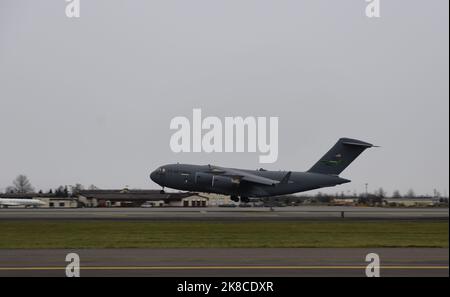 Un C-17 Globemaster III atterrit sur la piste à la base interarmées Elmendorf-Richardson (Alaska), le 12 octobre 2022, après une sortie matinale dans le cadre de l'exercice RED FLAG-Alaska 23-1. Les aviateurs de l'équipe McChord de la base conjointe Lewis-McChord, Washington, participent au drapeau rouge, en conjonction avec l'exercice Rainier War 22B. L'exercice Rainier War est un exercice de préparation à grande échelle avec une priorité pour la génération de la Force aérienne, démontrant la capacité de générer, d'employer et de maintenir une force de combat pendant un scénario rigoureux de guerre. (É.-U. Photo de la Force aérienne par Tech. Sgt. Benjamin Sutton) Banque D'Images