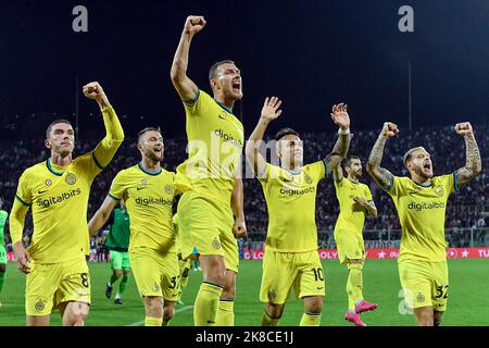 Florence, Italie. 22nd octobre 2022. Robin Gosens, Milan Skriniar, Edin Dzeko, Lautaro Martinez, Henrix Mkhitaryan et Federico DiMarco du FC Internazionale célèbrent à la fin de la série Un match de football entre ACF Fiorentina et FC Internazionale au stade Artemio Franchi de Florence (Italie), 22 octobre 2022. Photo Andrea Staccioli/Insidefoto crédit: Insidefoto di andrea staccioli/Alamy Live News Banque D'Images