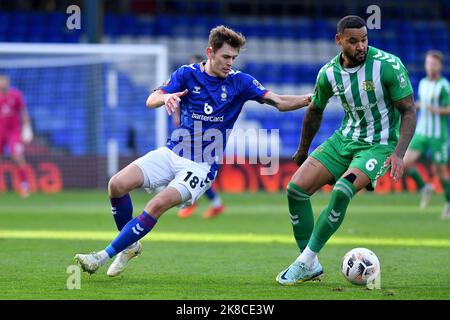 Oldham, Royaume-Uni. 22nd octobre 2022. Ben Tollitt des défenses athlétiques d'Oldham avec Ben Richards-Everton du club de football de Yeovil Town lors du match de la Vanarama National League entre Oldham Athletic et Yeovil Town à Boundary Park, Oldham, le samedi 22nd octobre 2022. (Credit: Eddie Garvey | MI News) Credit: MI News & Sport /Alay Live News Banque D'Images