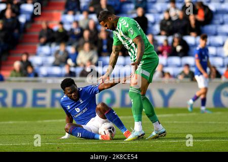 Oldham, Royaume-Uni. 22nd octobre 2022. Mike Fondop-Talom, des tussles athlétiques d'Oldham, avec Ben Richards-Everton, du club de football de Yeovil Town, lors du match de la Vanarama National League entre Oldham Athletic et Yeovil Town à Boundary Park, Oldham, le samedi 22nd octobre 2022. (Credit: Eddie Garvey | MI News) Credit: MI News & Sport /Alay Live News Banque D'Images